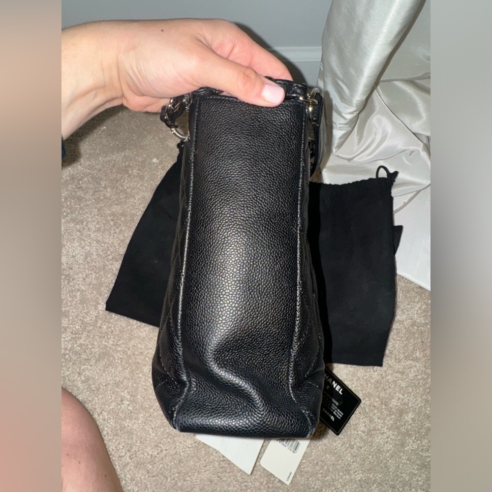 100% authentic Chanel black small shopping tote bag - Picture 5 of 16